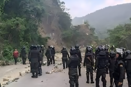 Policía interviene bloqueo en Caranavi y despeja la ruta al norte de La Paz 