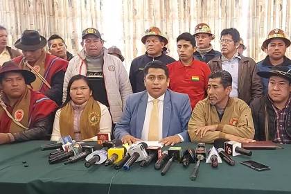 Candidatura de Andrónico en suspenso: Su asesor sospecha que se busca forzar candidatura única y anuncia acciones legales