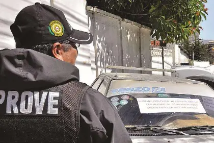 Oruro: Nueve personas, entre ellas cuatro extranjeros, son acusadas de robar un minibús; comunarios las retuvieron