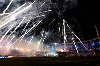 Espectáculo de fuegos artificiales se sale de control y provoca momentos de tensión en un estadio