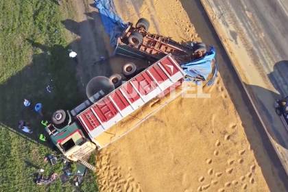 Conductor muere tras volcar con su camión que llevaba carga de maíz en la vía Warnes - Montero