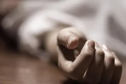 Mujer muere asfixiada tras reclamar a su pareja por llegar tarde a casa, señala la Fiscalía