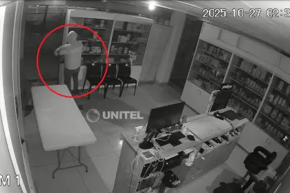 Video: Ladrón entra a una tienda celulares y roba más de Bs 150.000 en productos