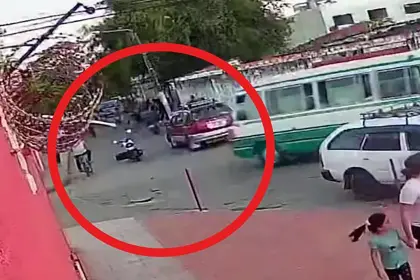 Video: Micro atropella a un ciclista y choca contra una moto estacionada; vecinos denuncian exceso de velocidad en la zona