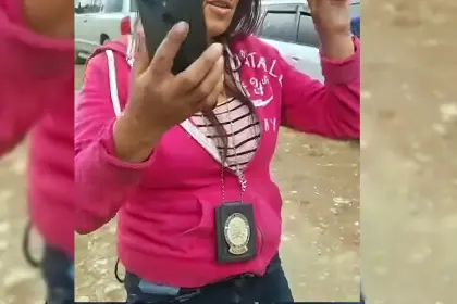 Mujer en estado de ebriedad se hizo pasar por policía y fue sentenciada a cuatro años de cárcel