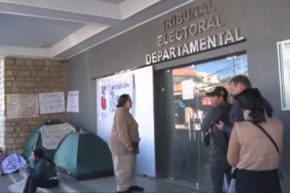 Simpatizantes de Jaime Dunn realizan vigilia en el TED de Santa Cruz exigiendo su habilitación