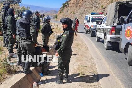 Policía denuncia “emboscada” y efectivos heridos en el desbloqueo en Bombeo
