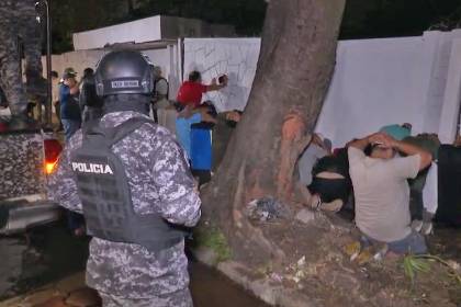 Disturbios en la calle Charcas: Jóvenes se enfrentan con cohetes y armas blancas y la Policía interviene con gases