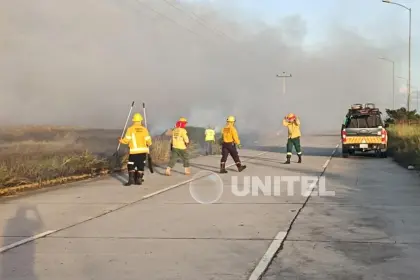 Reportan incendio en la zona de Viru Viru y el viento amenaza la labor de los bomberos