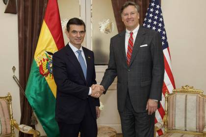 Subsecretario de Estado de EEUU apunta a sectores derrotados en las urnas de buscar la caída de Paz