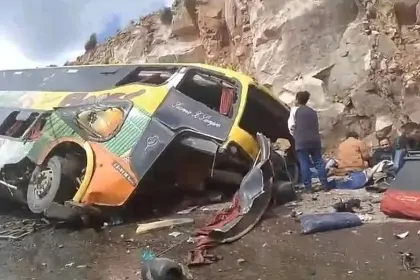 Al menos 13 fallecidos y unos 20 heridos deja el choque de un bus en la ruta Potosí – Sucre