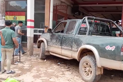 Hombre pierde el control de su vehículo y se estrella contra una parada de trufis en Pailón