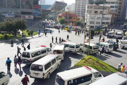 Choferes piden las renuncias del ministro de Hidrocarburos y del presidente de YPFB por los problemas del combustible