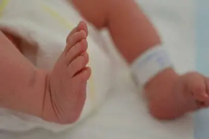 Abandonan a una bebé de siete días de vida en una calle de El Alto
