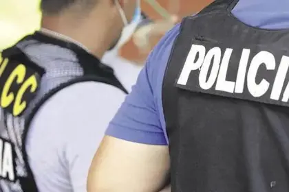 Delincuentes arrastran a un niño para robarle su celular y luego disparan; uno de los agresores fue capturado