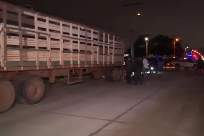 Un muerto y una mujer herida tras choque de moto contra chata de un camión en Santa Cruz