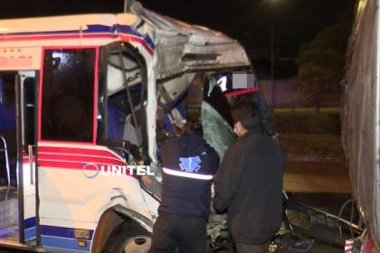 Pasajero queda atrapado entre fierros por choque de un micro con un camión