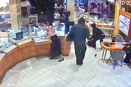 Dictan arresto domiciliario para la mujer acusada de complicidad en atraco a joyería