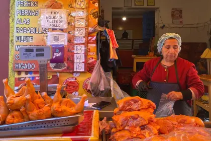 El kilo de pollo se vende por encima de los Bs 31 en La Paz y el producto que llega no abastece, según comerciantes