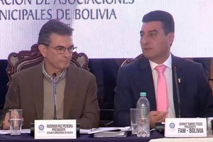 Alcaldes del país le piden a Paz abrogar el decreto del diésel en el inicio de la reunión por el 50/50