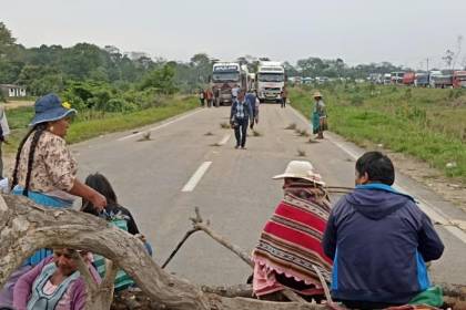 Cochabamba: Comunarios de Villa Tunari bloquean la ruta a Santa Cruz