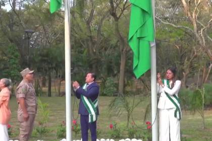 Mes cívico cruceño: Jhonny Fernández iza banderas solo con secretarios y concejales de UCS