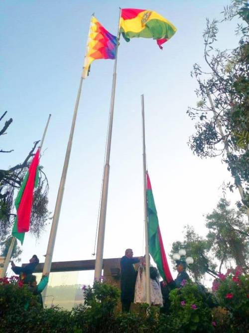 La iza de la bandera de La Paz.