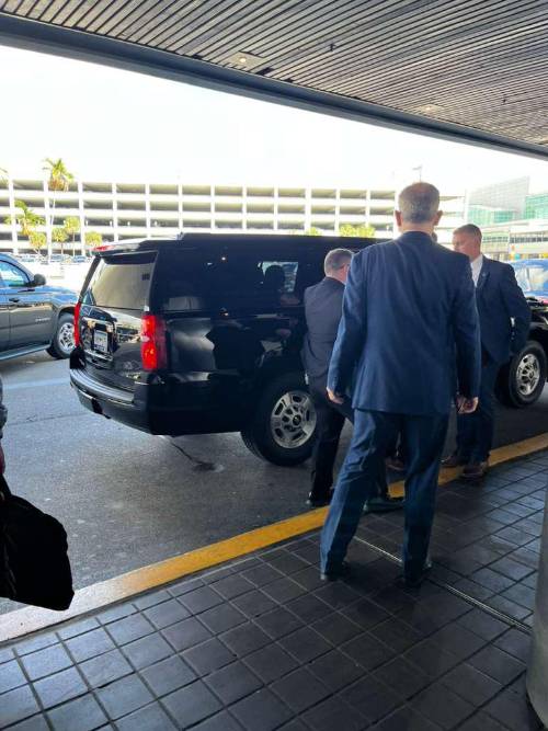 Una delegación recibió a Paz y su esposa tras su arribo a Miami.