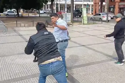 El evista Reynaldo Ezequiel se enfrasca en una pelea en pleno centro cruceño