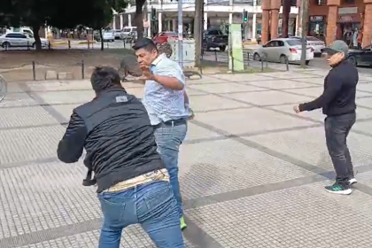 El evista Reynaldo Ezequiel se enfrasca en una pelea en la plaza 24 de Septiembre