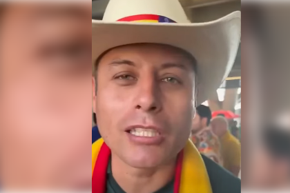Hincha increpa al vicepresidente Edmand Lara por su presencia en México