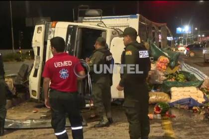 Camión con verduras y frutas vuelca a un costado de una vía de la carretera al norte cruceño 