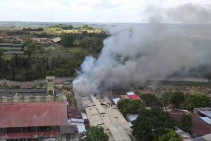 Incendio en la cárcel de Villa Busch en Pando; bomberos y reos combaten el fuego