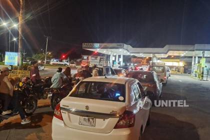 Vecinos reportan la reactivación de filas en busca de gasolina en la capital cruceña