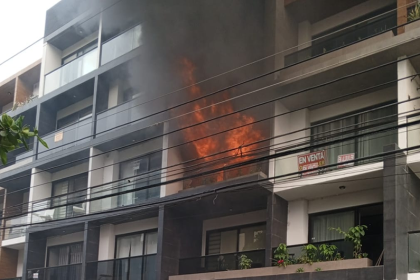 Incendio en un edificio de la zona de Equipetrol en la capital cruceña; evacuaron a tres personas