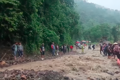 Suspenden viajes entre Cochabamba y Santa Cruz por la ruta nueva debido a los deslizamientos