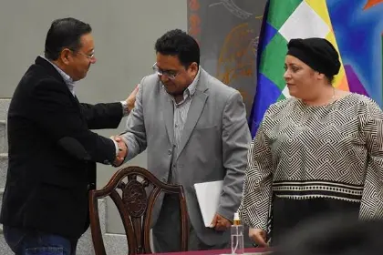Arce acepta renuncia de Siles y transición en el cargo se dará hasta el martes, dice viceministra Alcón