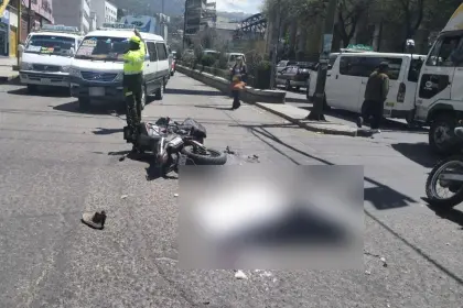 Motociclista que murió arrollado por un camión era delivery; el chofer no tenía licencia, reporta la Policía