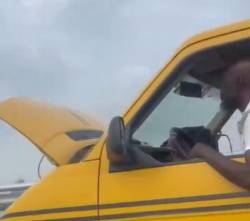¿Real o IA? Hombre es grabado reparando un minibús en movimiento y con pasajeros a bordo