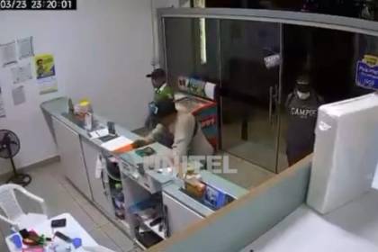 Tres delincuentes roban una farmacia y amenazan a una trabajadora