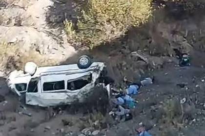 Minibús se precipita a un barranco en la carretera a Palca y deja varios heridos