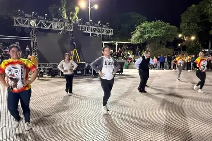 500 bailarines, artistas y la reina María Pía Stancov encenderán la Serenata a Santa Cruz este martes