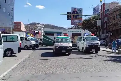 Ambulancias bloquean un surtidor en La Paz exigiendo combustible