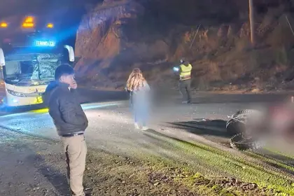 Dos personas que iban en moto mueren al chocar de frente contra un bus 