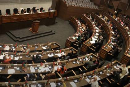 Diputados instala sesión para tratar dos créditos del BID por $us 540 millones y una carretera interdepartamental