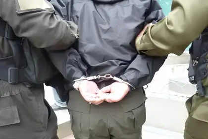 Identifican a dos menores de edad en el caso del capitán de la Policía imputado por pornografía, reporta abogado
