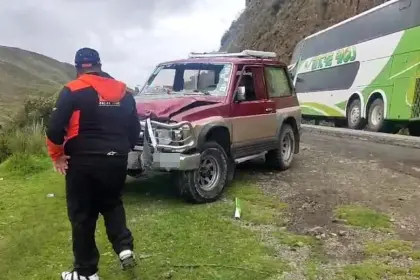 Tres heridos en choque frontal entre vagoneta y bus en la ruta Cochabamba - Santa Cruz