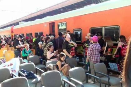 En Santa Cruz, pasajeros optan por el tren ante el alza del pasaje en buses