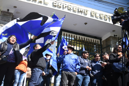 Arcistas instalan vigilia en puertas del TSE exigiendo la legalidad del congreso de El Alto