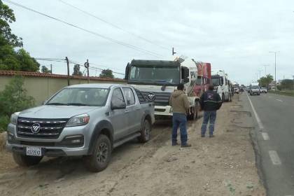 Santa Cruz: Se forman filas por combustible en los surtidores y conductores lo atribuyen a los bloqueos